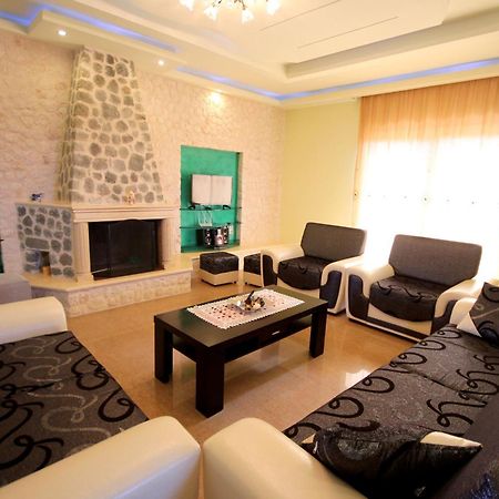 Mihal Suites Sarandë Esterno foto
