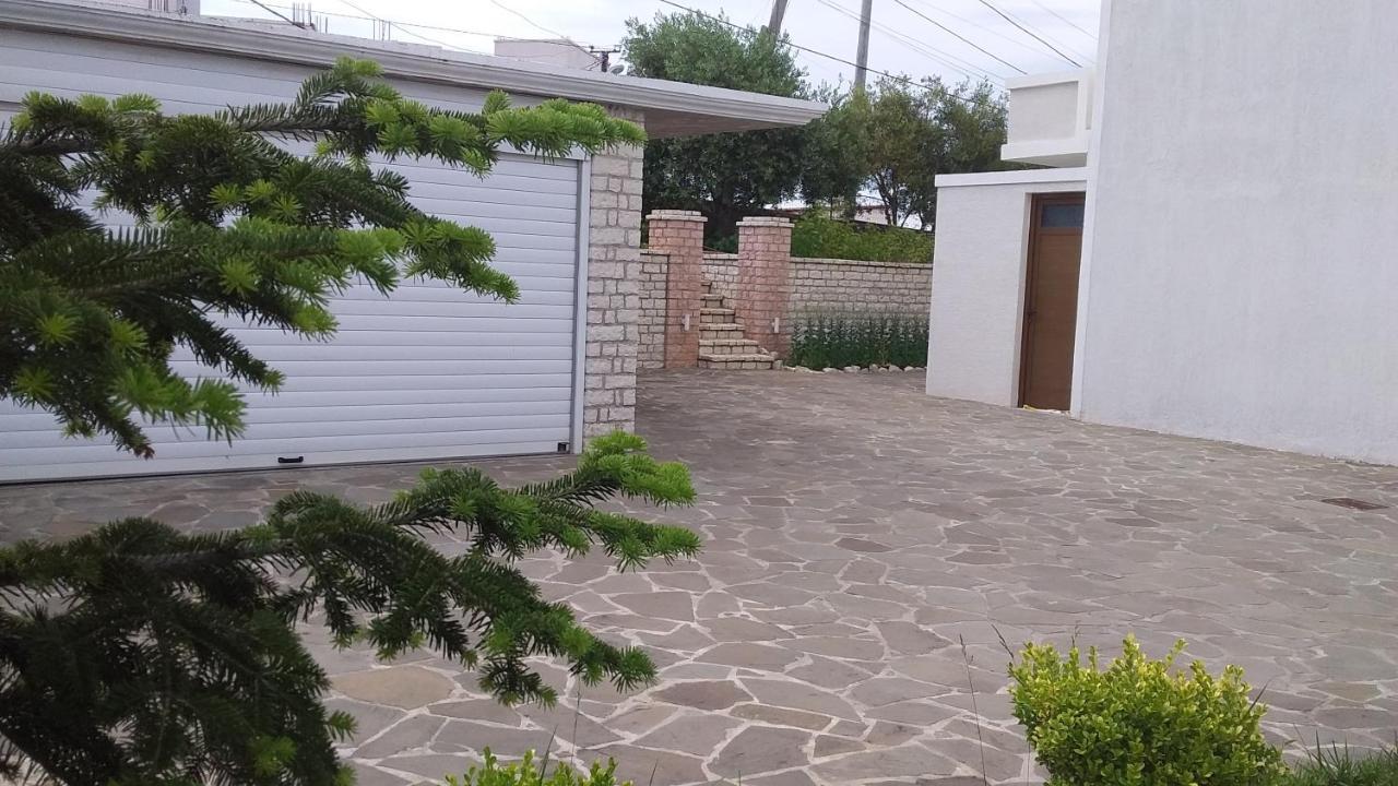 Mihal Suites Sarandë Esterno foto