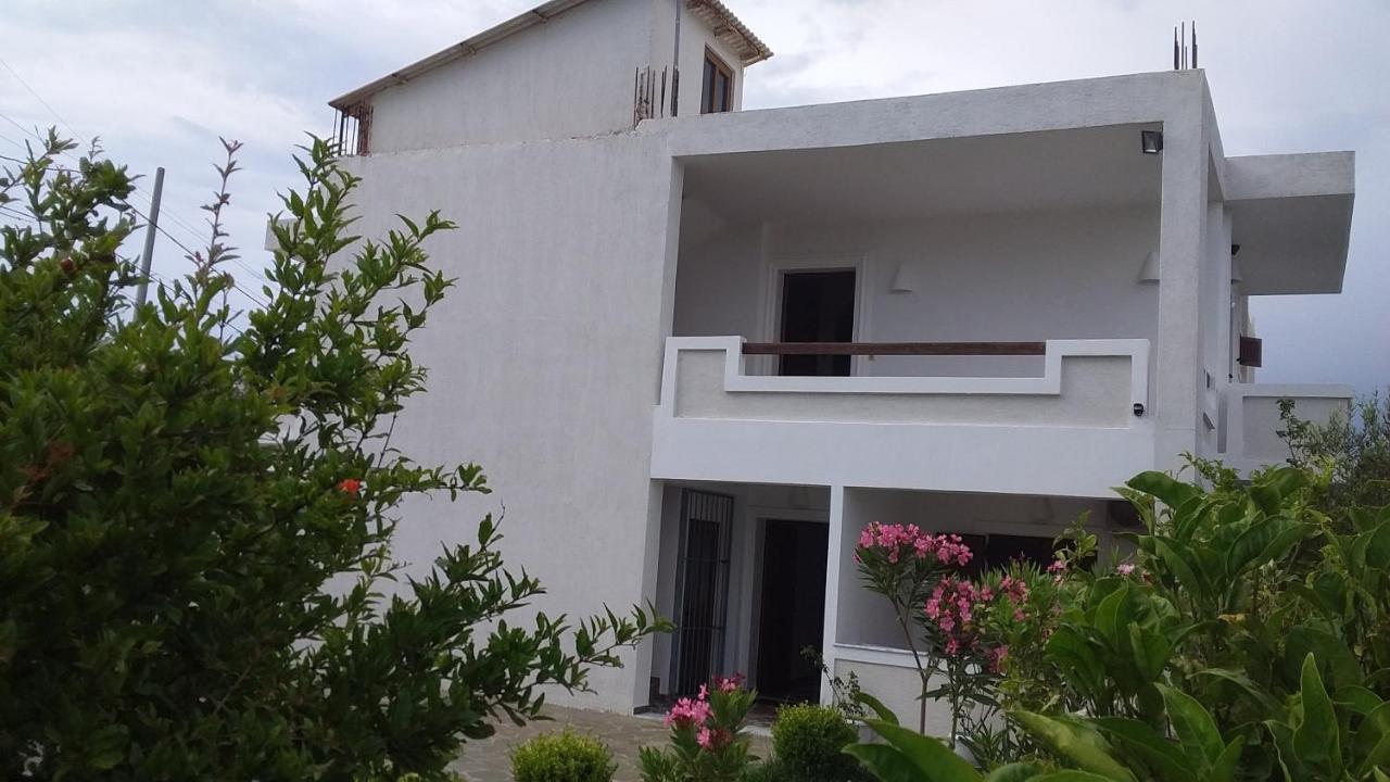 Mihal Suites Sarandë Esterno foto
