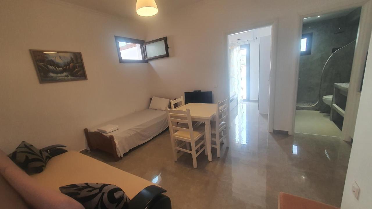 Mihal Suites Sarandë Esterno foto