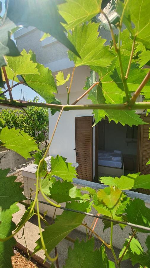 Mihal Suites Sarandë Esterno foto