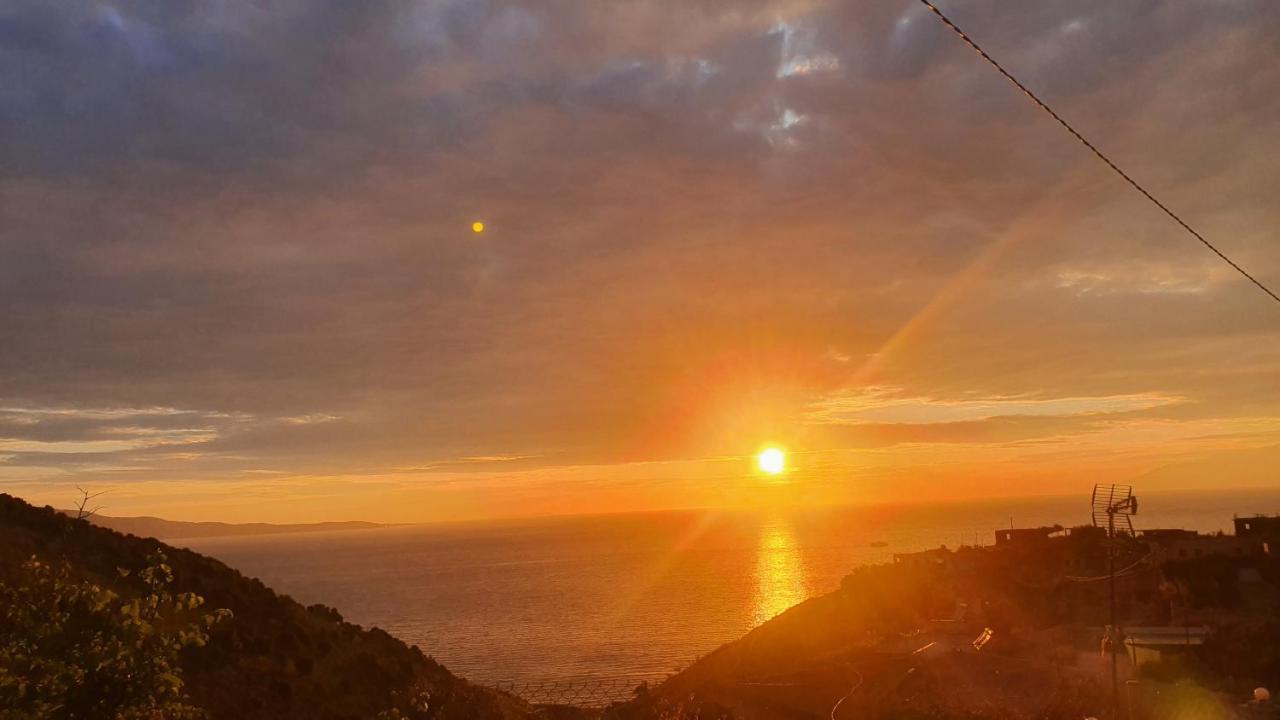 Mihal Suites Sarandë Esterno foto
