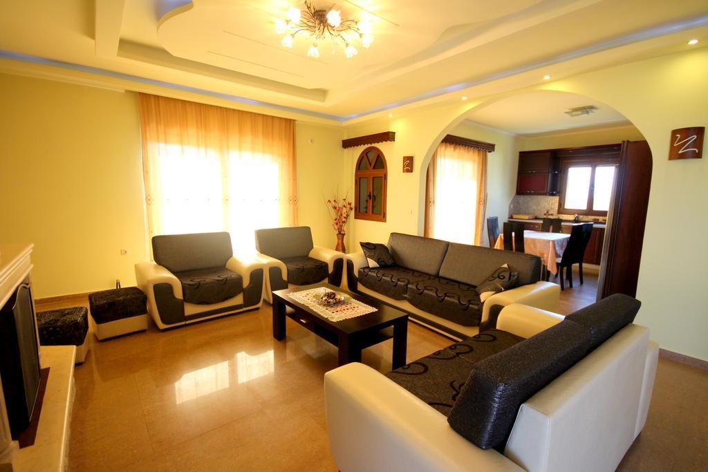 Mihal Suites Sarandë Esterno foto