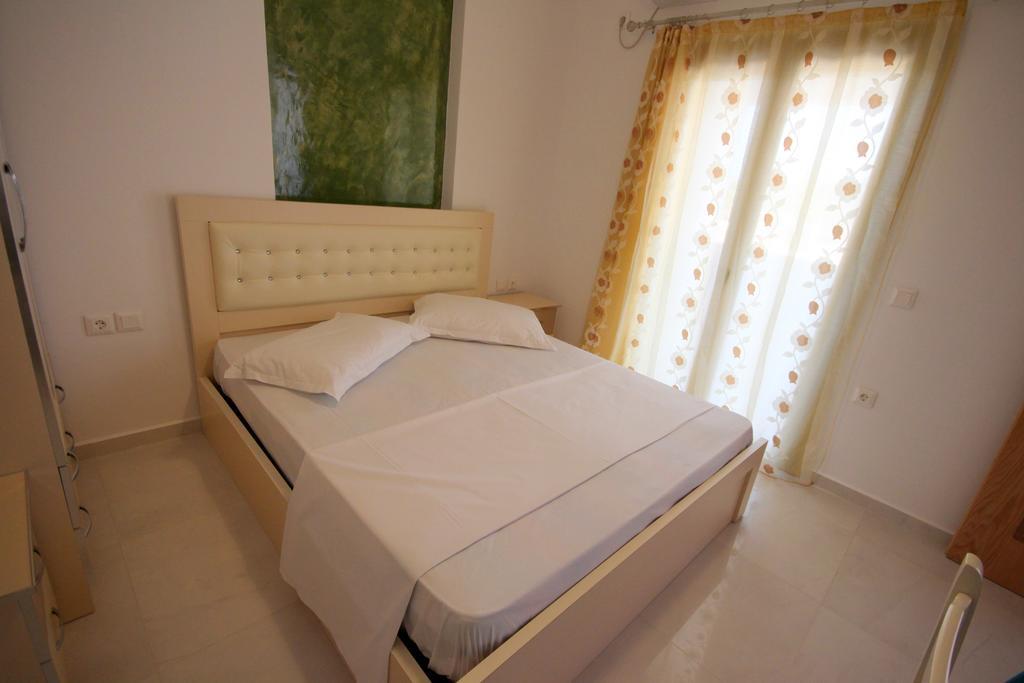Mihal Suites Sarandë Esterno foto