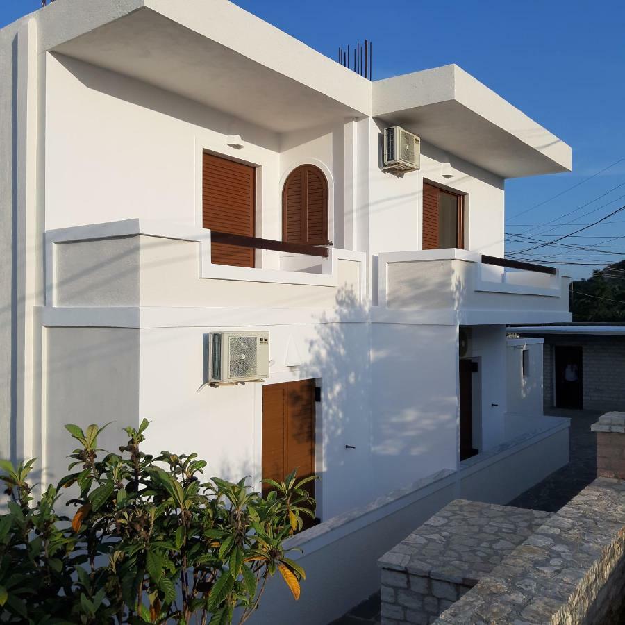 Mihal Suites Sarandë Esterno foto